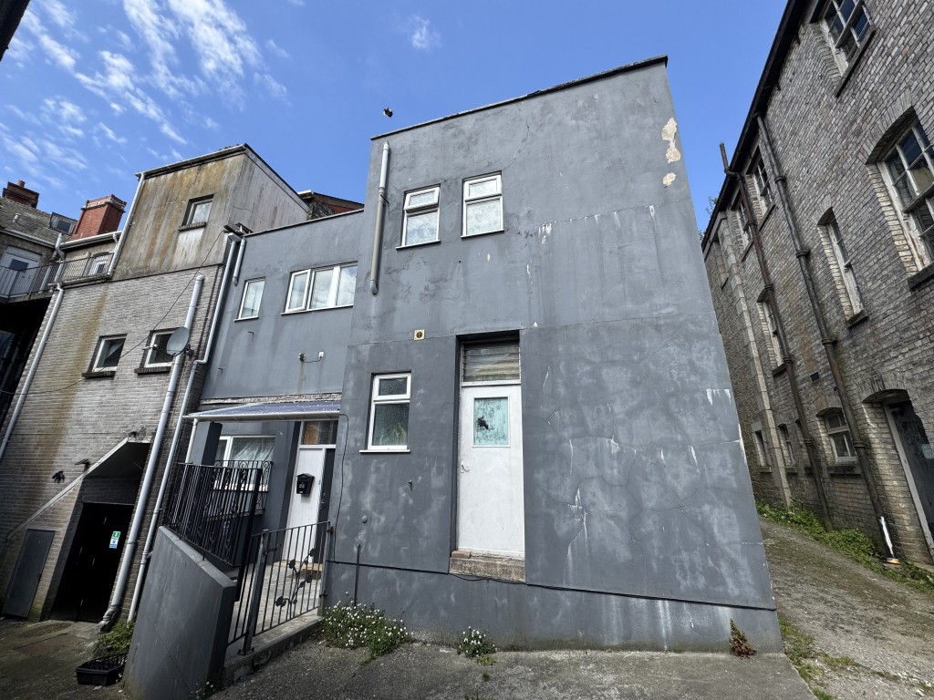 Lot: 63 - MIXED USE PROPERTY COMPRISING TWO COMMERCIAL UNITS AND THREE FLATS - Rear of the property